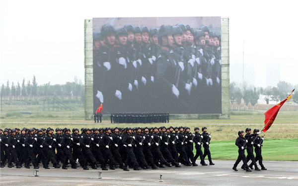 陕西3800余公安特警沙场练兵 胡和平观摩演练并讲话