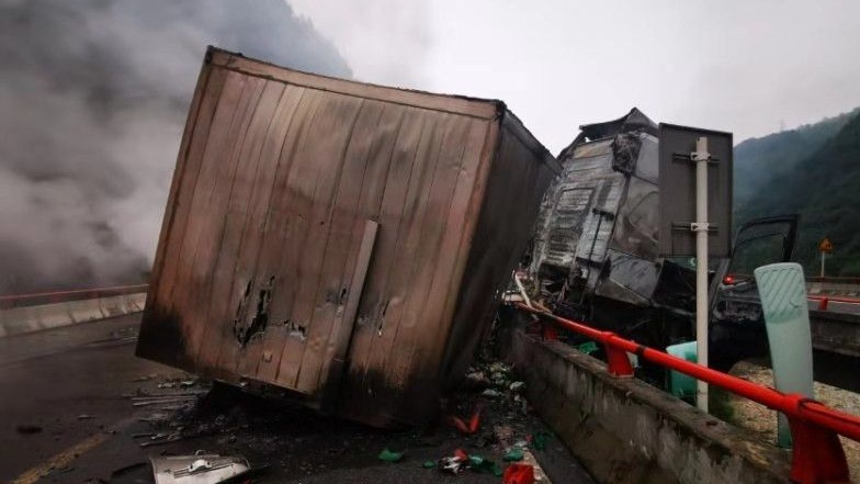 包茂高速凌晨出车祸 起火瞬间抱儿子跳桥父亲不幸身亡