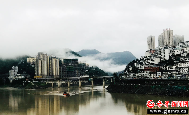 2019年，紫阳汉江大桥连接起高楼林立的县城。孙军 摄