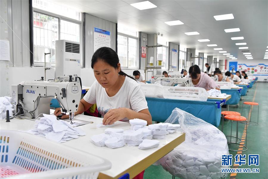 　8月28日，在宁陕县梅子镇子午社区，女工在社区工厂内加工毛绒玩具。新华社记者 张博文 摄