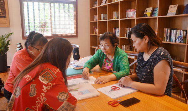 古稀老人用丝绸剪纸献礼祖国华诞