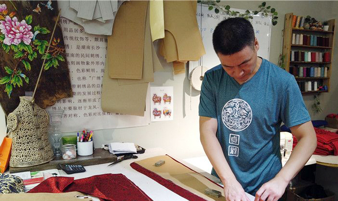 西安一聋哑人打工养活一家人 制作服装手艺好拥有铁粉顾客