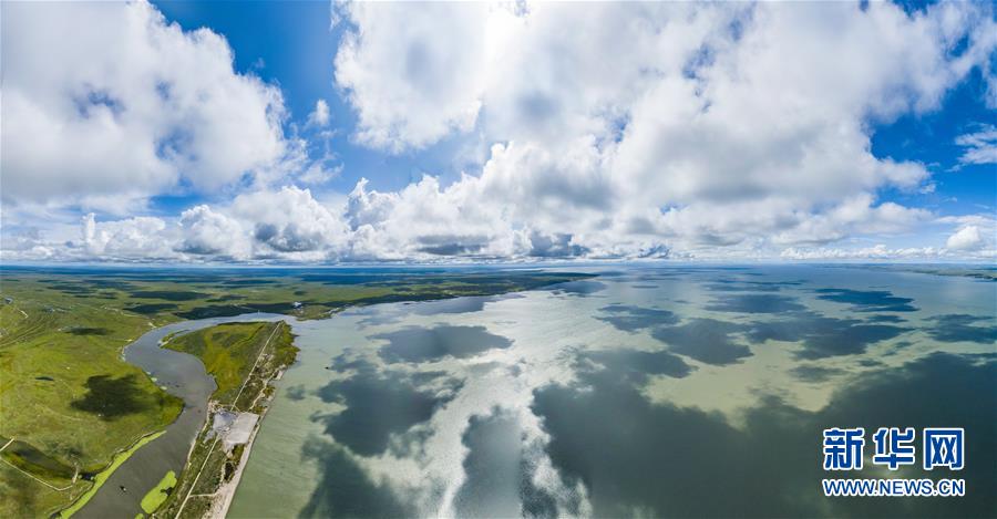 8月28日无人机拍摄的呼伦湖（全景照片）。新华社记者沈伯韩摄