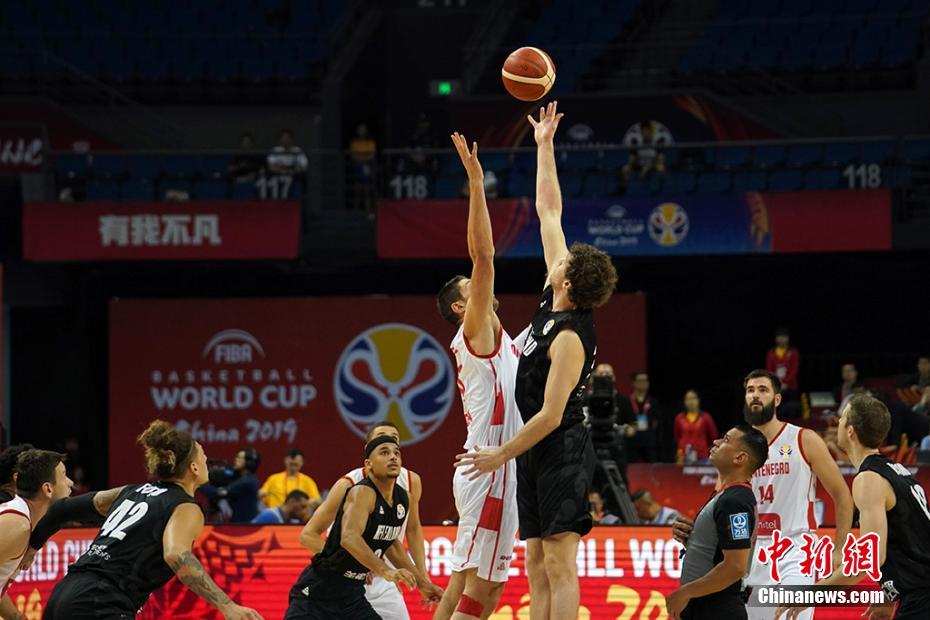 9月3日，在南京举行的2019年国际篮联篮球世界杯小组赛F组比赛中，各种姿态的手成为了场上的主角。 泱波 摄