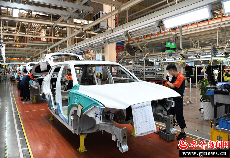 　宝鸡吉利汽车部件有限公司总装车间工人正在汽车生产线上有序作业。