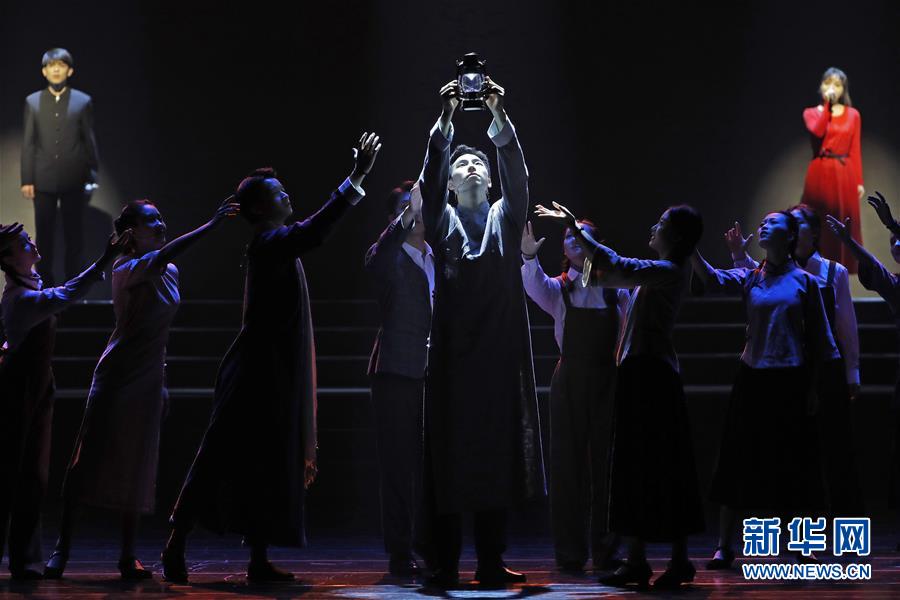 9月5日，演员在表演情景表演唱《曙光》 。新华社记者 沈伯韩 摄