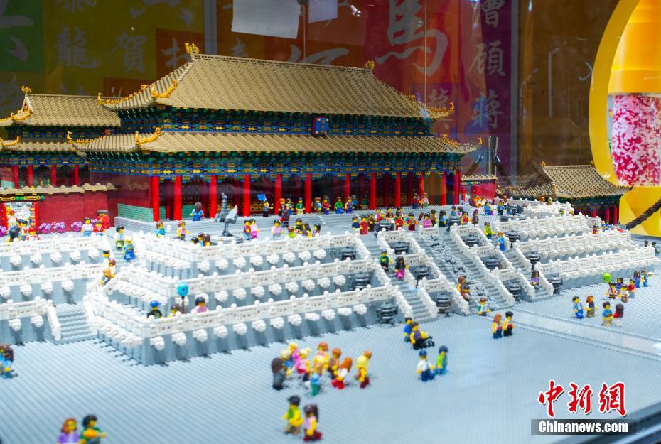 9月4日，观众在北京参观由50万块乐高积木搭建的“故宫三大殿”模型。日前，“方块王潮——乐高中国文化艺术大展”在北京举行，由乐高积木搭建的故宫、上海外滩、平遥古城等中国标志性建筑以及京剧脸谱等中国传统文化符号呈现在观众眼前。展览将持续至9月10日。中新社记者 侯宇 摄