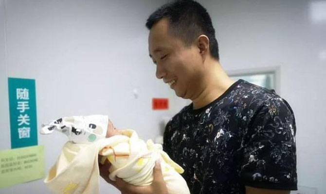 医护精心照顾“袖珍宝宝”感动孩子爸爸：我也献爱心