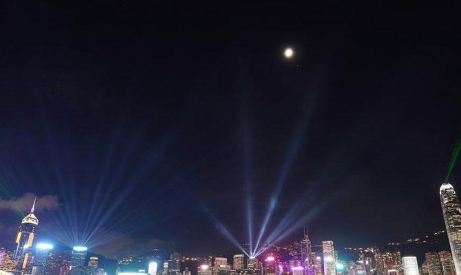 维港天空上演“木星合月”