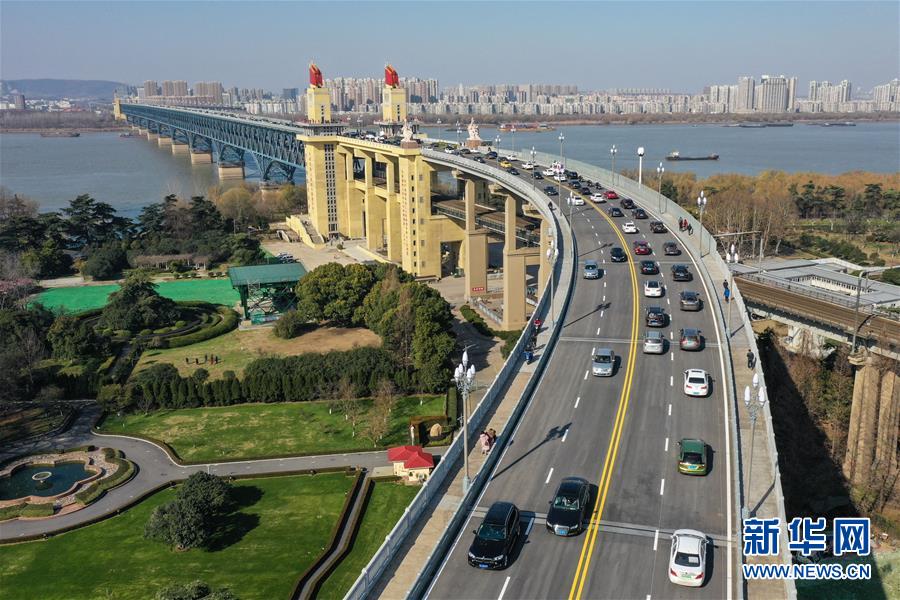 　车辆行驶在南京长江大桥上（2018年12月29日无人机拍摄）。2018年12月29日，历经26个月封闭维修的南京长江大桥公路桥恢复通车。新华社记者李博摄