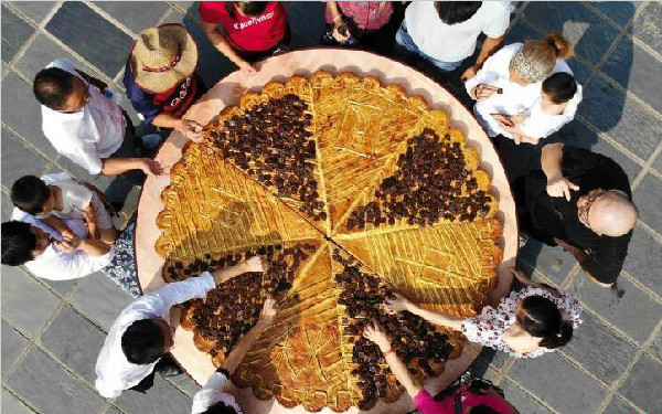 湖南平江制巨型辣条月饼迎中秋