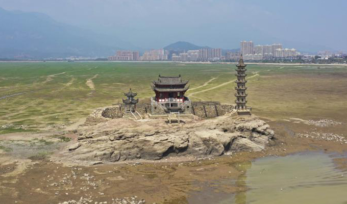 中国最大淡水湖鄱阳湖水位下降 落星墩重现天日