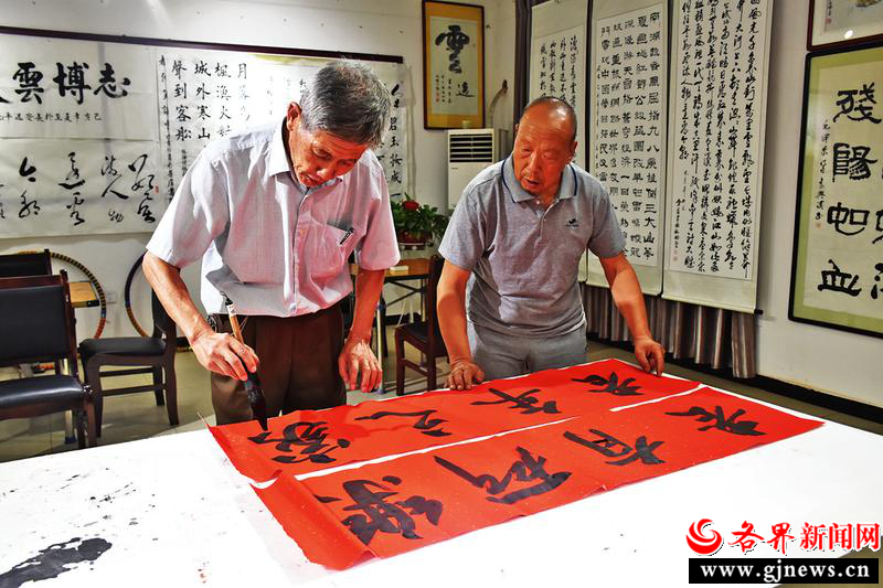 务庄社区文化活动室里，李新汉和杜小午正在装点“老年之家”。
