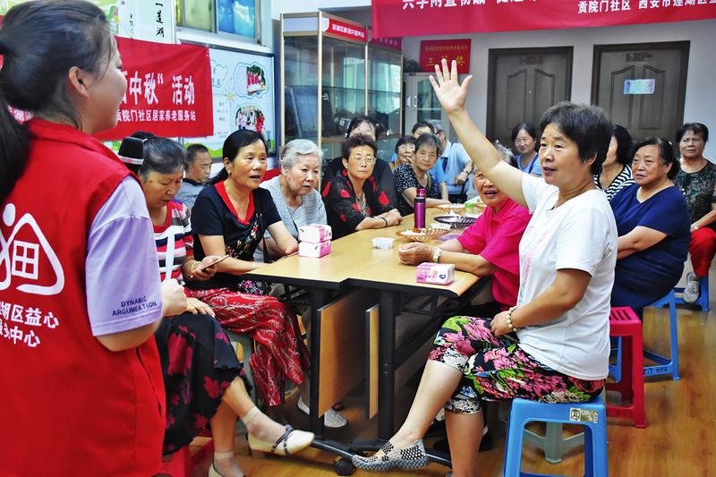 猜谜语 吃月饼 中秋佳节气氛浓