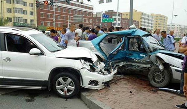 西安北郊一尼桑轎車撞傷環(huán)衛(wèi)工后逃逸 警方重獎(jiǎng)?wù)骶€索