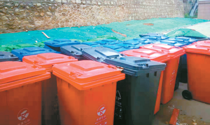 全新四色分类垃圾桶在这所省级示范学校成摆设