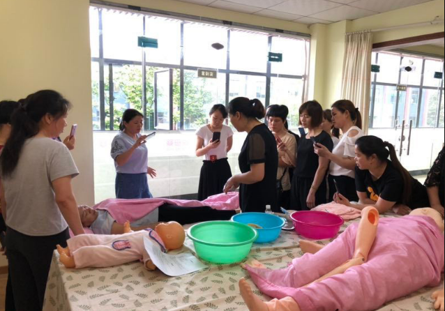 高學歷人才開始追捧月嫂行業(yè) 考五六個證月入過萬元