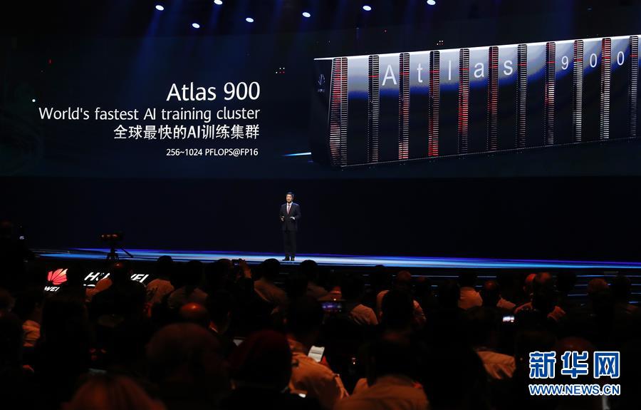 9月18日，华为副董事长胡厚崑在大会上发布AI训练集群Atlas 900。 当日，以“共创智能新高度”为主题的第四届华为全联接大会在上海举行。 新华社记者 方喆 摄