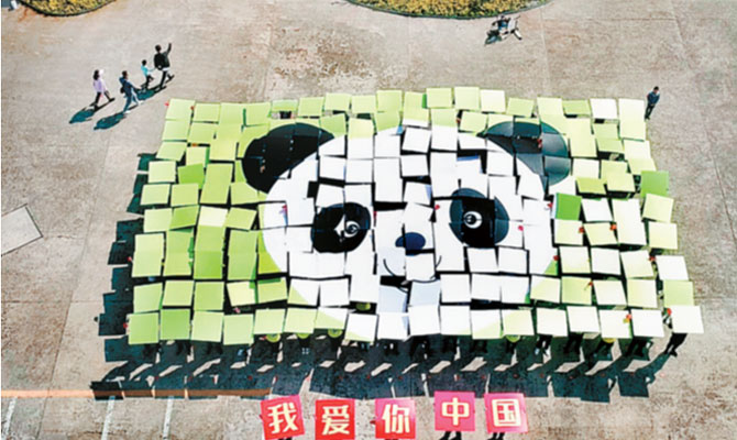 “秋实板栗节”上演快闪秀迎国庆 百人齐唱《我爱你中国》