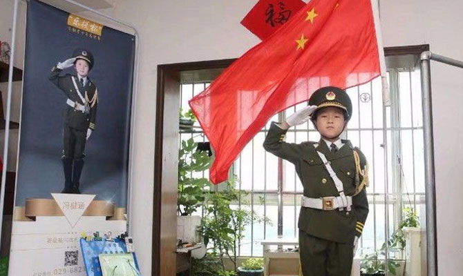 坚持了7年！西安10岁男孩每天早上在家升国旗