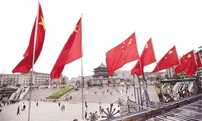 红旗飘飘 扮靓古城