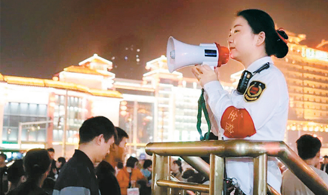 国庆黄金周仍坚守岗位 他们是最美的风景