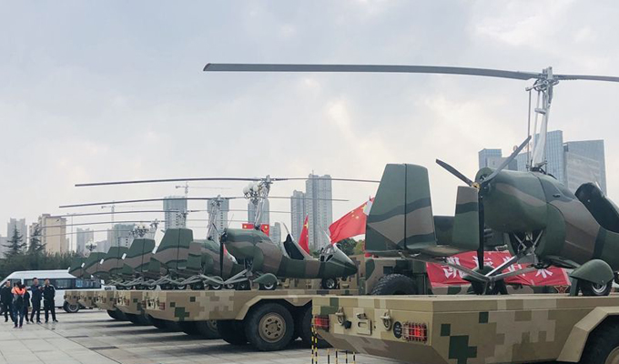 宝鸡21架参加国庆阅兵的旋翼机返回 市民围观合影大赞真牛