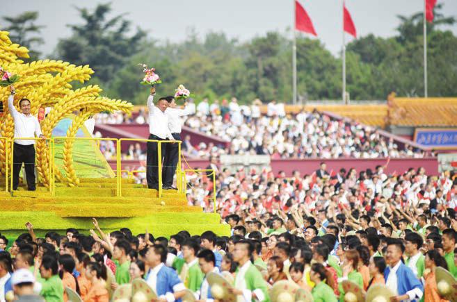 乘坐“希望田野”彩车经过天安门，榆阳区赵家峁村村主任赵双娃： 那一刻，我感到无比自豪