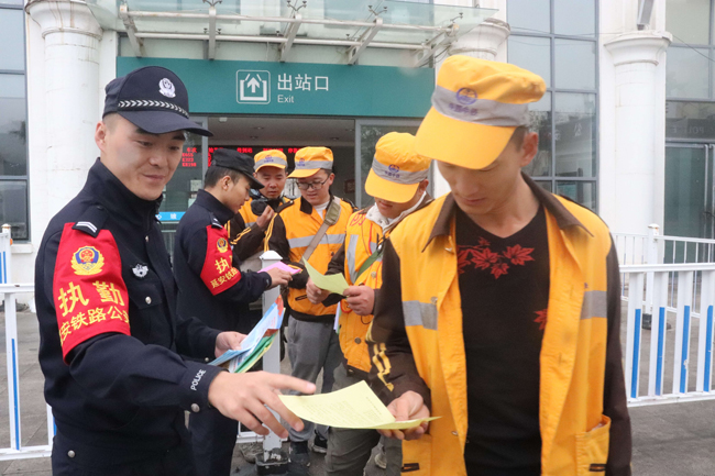 大力開展普法宣傳 綏德鐵警身體力行