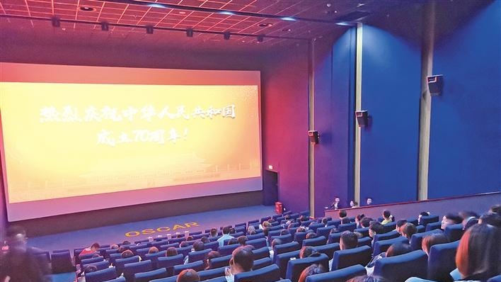 《我和我的祖国》全线飘红