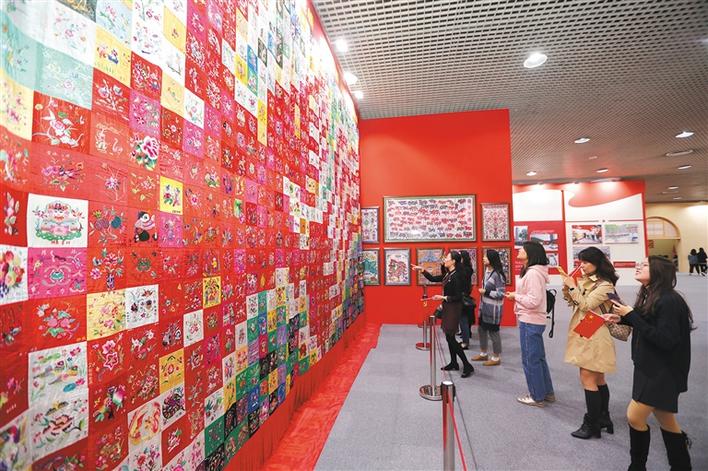 新中国成立70周年故事——寻找故事中的你（11） “红凤千花帐”：绣出千千万万人的命运轨迹