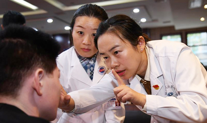 西安：国际盲人节义诊走进校园