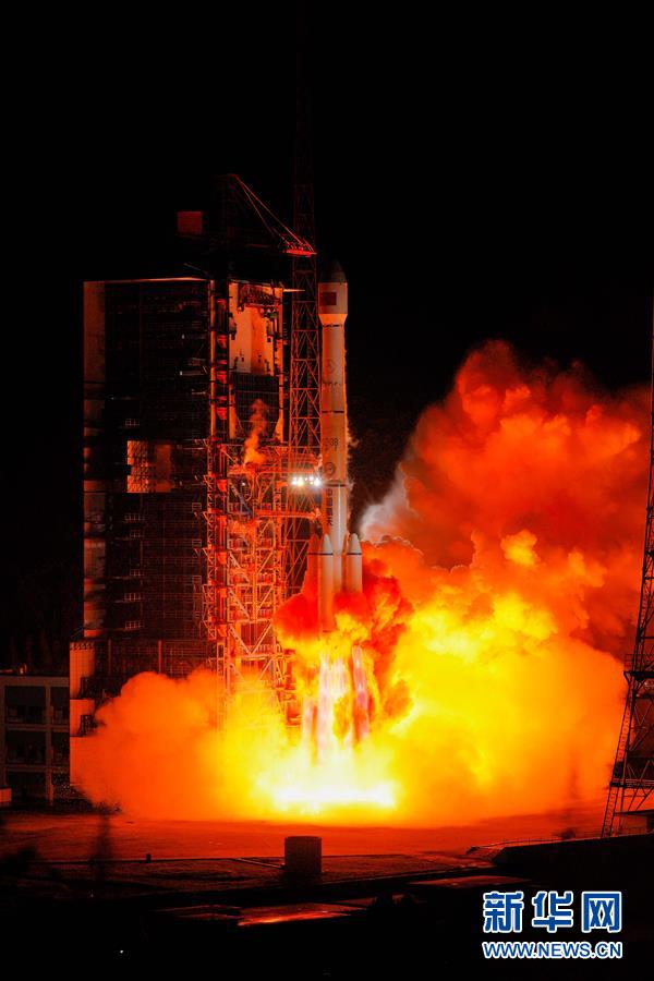 10月17日23时21分，我国在西昌卫星发射中心用长征三号乙运载火箭，成功将通信技术试验卫星四号发射升空，卫星顺利进入预定轨道，任务获得圆满成功。 新华社发（郭文彬 摄）