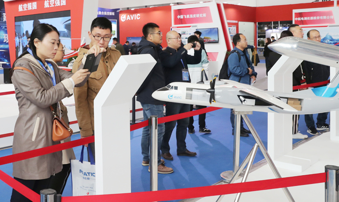 观众青睐航展飞行体验