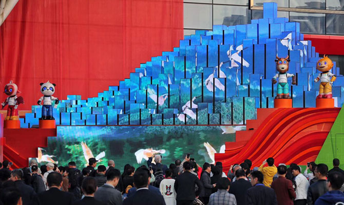 陕西彩车亮相家乡