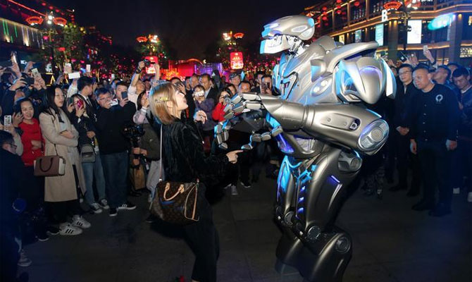 “网红”机器人泰坦亮相大唐不夜城 吸引众多游人观看