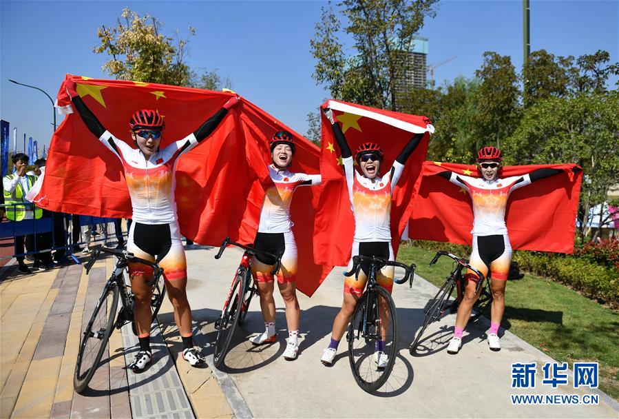 10月20日，中国队选手赵茜沙、普译娴、梁洪玉和孙佳君（从右至左）庆祝夺冠。 新华社记者 李尕 摄