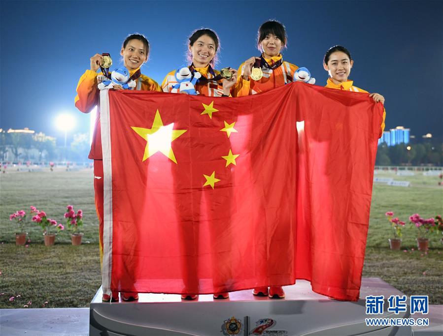 10月24日，中国队选手王诗淇（左二）、钟秀婷（右一）、王炜（左一）和边雨霏在领奖台上。 当日，在武汉举行的第七届世界军人运动会现代五项女子团体决赛中，中国队以3901分的总成绩夺得冠军。 新华社记者 李尕 摄