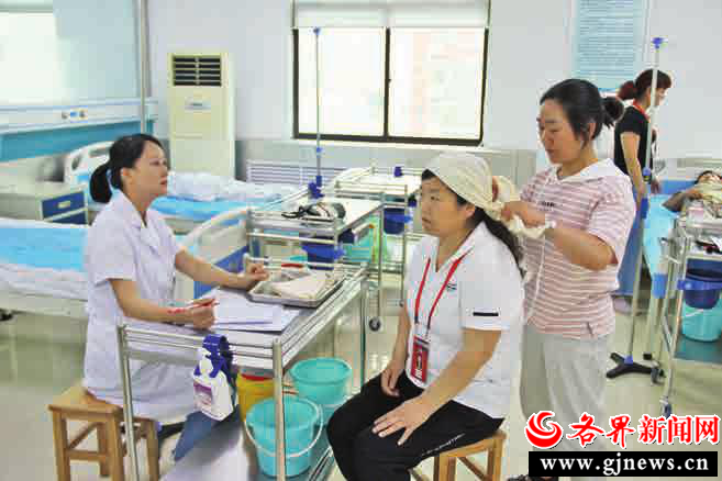 西安外事学院开展养老护理员培训现场，学员正在练习头部三角巾包扎方法。 （资料图）