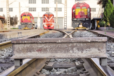 铁路职工废料堆里发现“百岁钢轨”