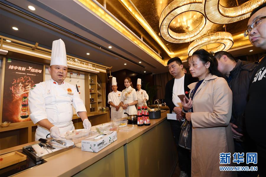 　10月31日，中国国家烹饪队教练耿晓东（左）现场展示烹饪技艺。新华社记者 李一博 摄
