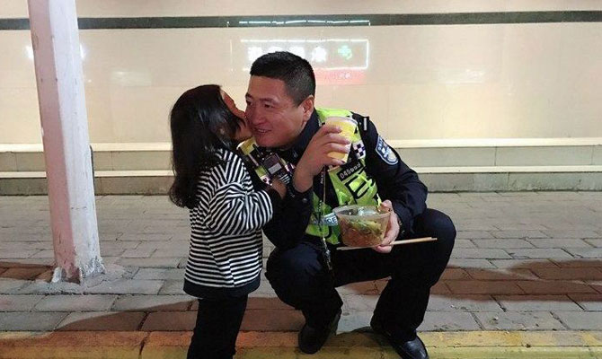 暖心！渭南民警执勤遇上亲女儿 萌娃飞奔送上甜甜的吻
