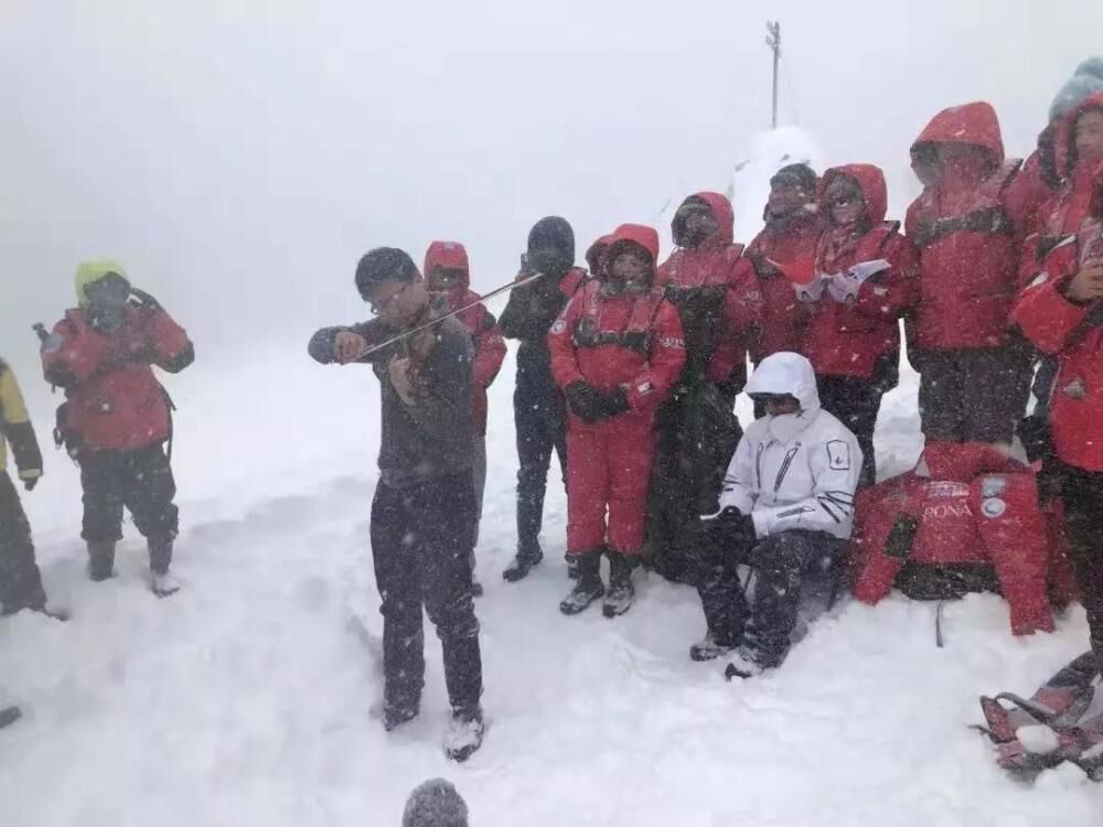 暴风雪中徒步去看“冰川蓝”