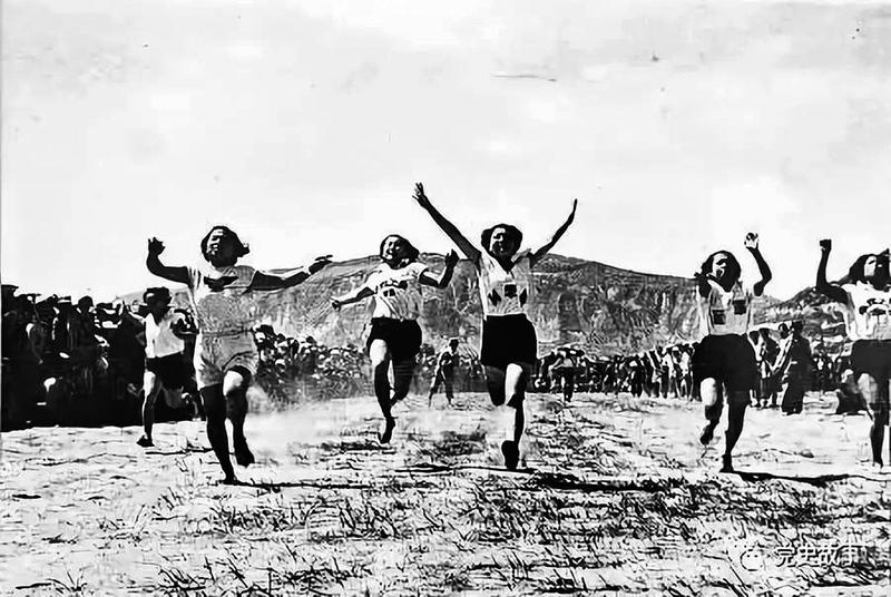 1937年，红军在延安举行抗战动员体育运动会