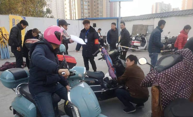 記者暗訪電動(dòng)自行車登記掛牌工作 花錢買頭盔就能優(yōu)先辦理