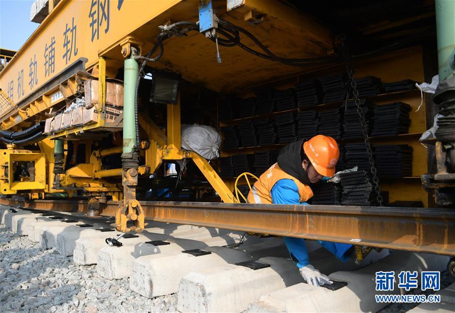 11月28日，银西高铁建设人员在位于陕西省礼泉县的施工现场进行铺轨作业。　新华社发（翟小雪 摄）