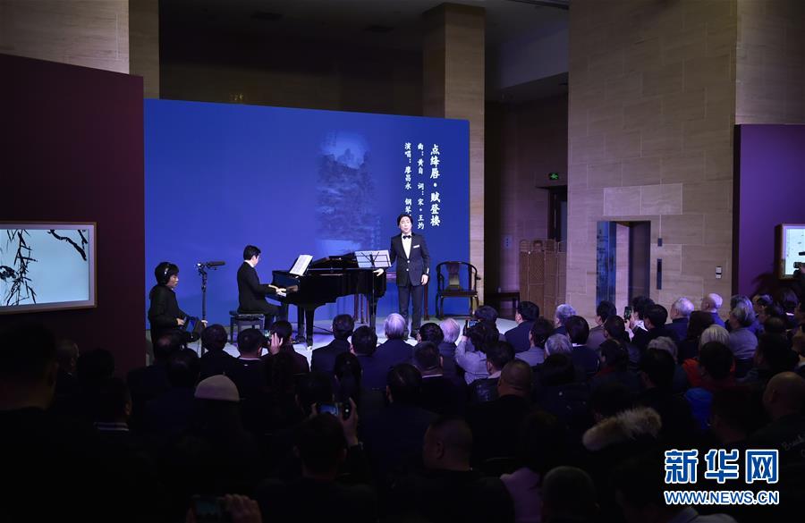 12月10日晚拍摄的音乐会现场。 当晚，中国古典诗词与书画——廖昌永中国艺术歌曲独唱音乐会在北京中国美术馆举行。 新华社记者 鲁鹏 摄