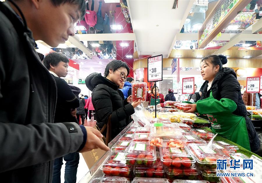 　12月10日，消费者在上海市南京路一商店购买食品。 当日，国家统计局发布数据，11月份，全国居民消费价格同比上涨4.5%，涨幅比上月扩大0.7个百分点。其中，食品价格同比上涨19.1%，影响CPI上涨约3.72个百分点；非食品价格上涨1%。 新华社记者 陈飞 摄