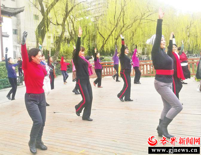 西安紫荆花艺术团队员们在训练。