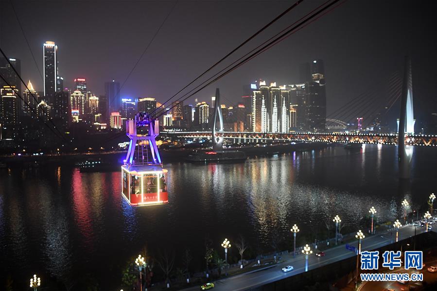 　12月23日，“长江索道”在重庆夜空中运行。新华社记者 唐奕 摄
